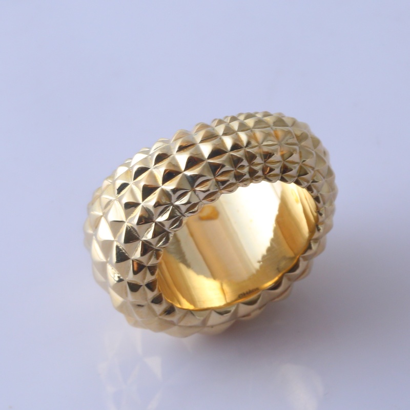 Золотое кольцо с пирамидальным узором