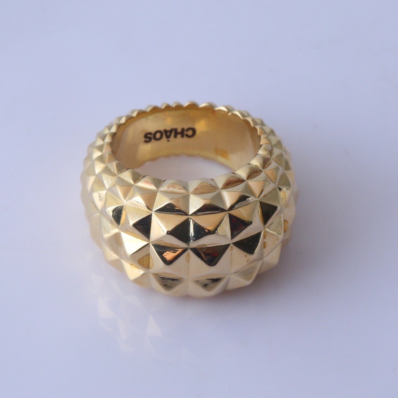 Золотое кольцо с пирамидальным узором