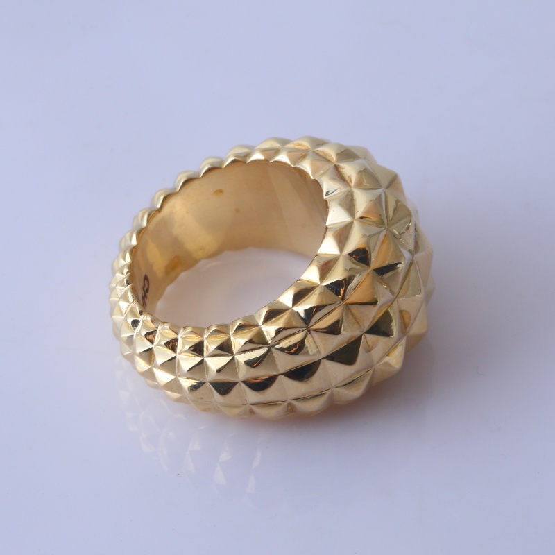 Золотое кольцо с пирамидальным узором