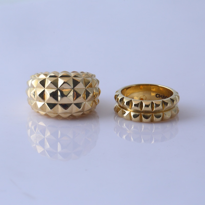 Золотое кольцо с пирамидальным узором