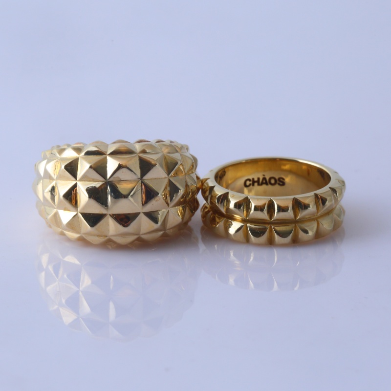 Золотое кольцо с пирамидальным узором