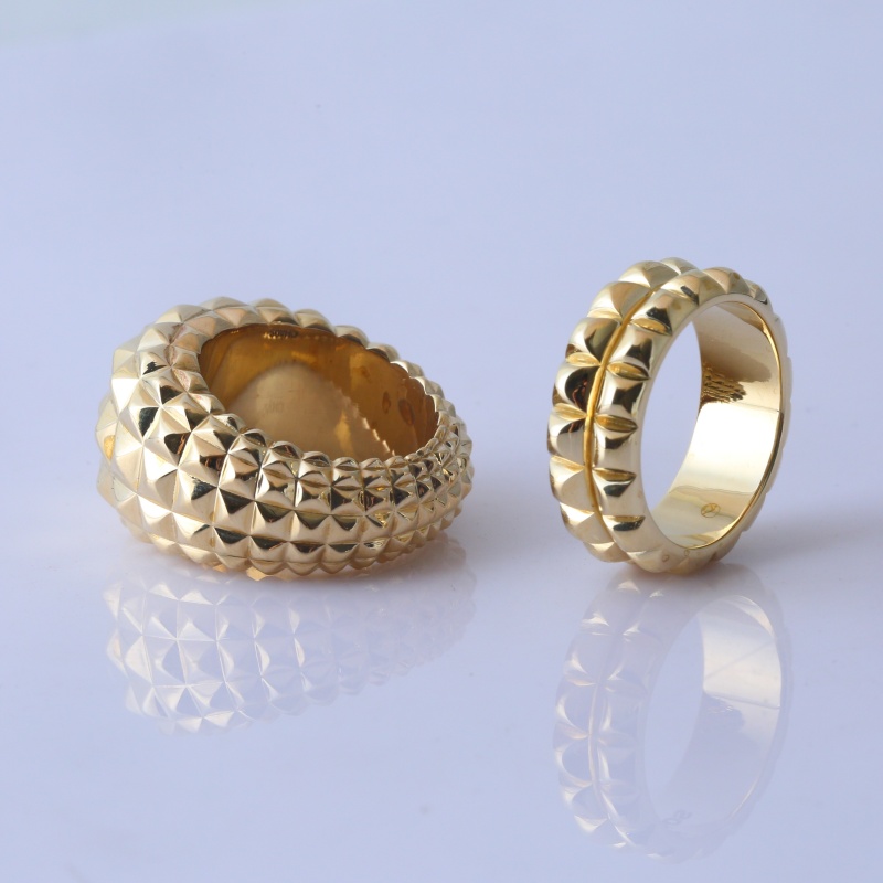 Золотое кольцо с пирамидальным узором