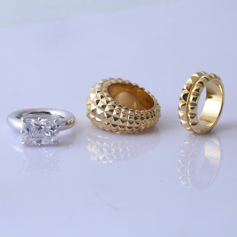 Золотое кольцо с пирамидальным узором