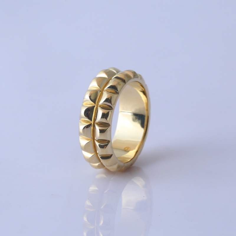Золотое кольцо с пирамидальным узором