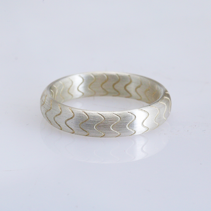Кольцо с волнообразным узором из серебра 925 пробы