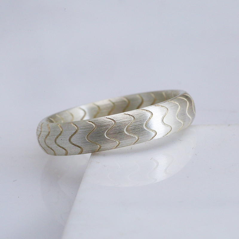 Кольцо с волнообразным узором из серебра 925 пробы