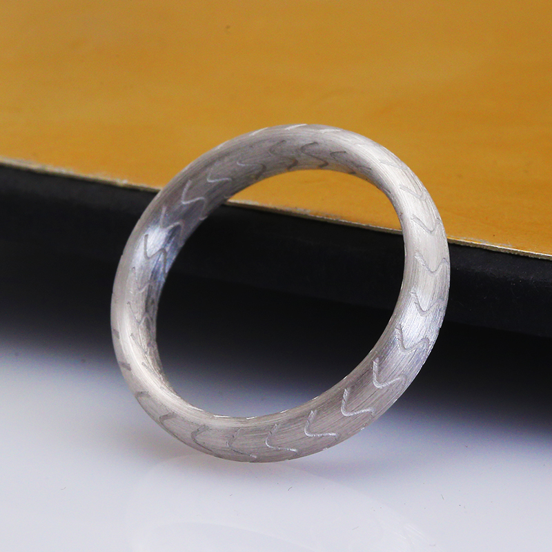 Кольцо с волнообразным узором из серебра 925 пробы