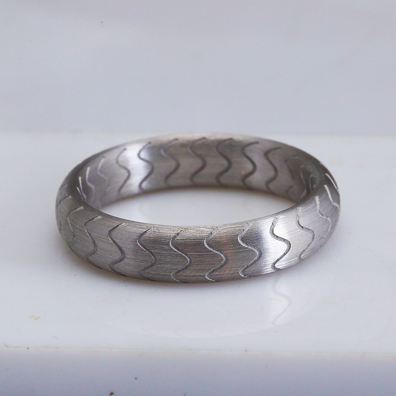 Кольцо с волнообразным узором из серебра 925 пробы