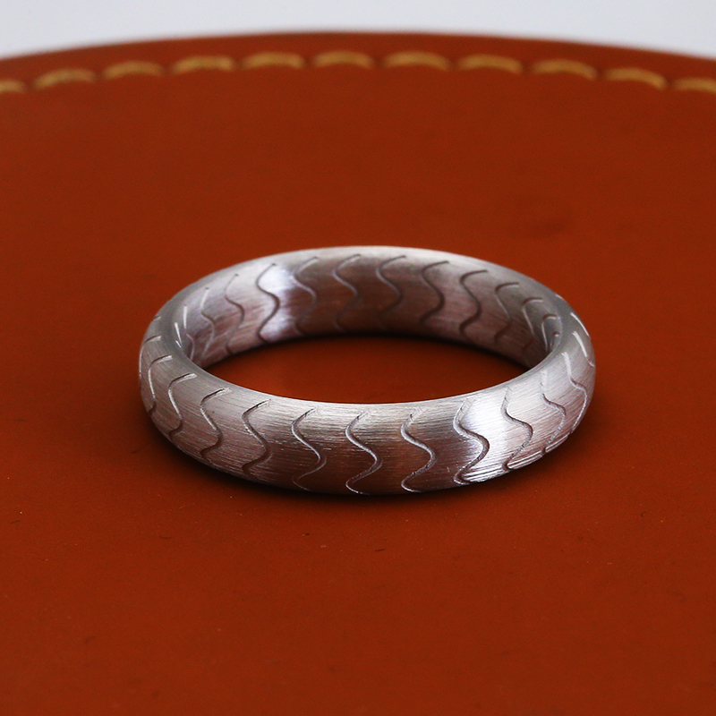 Кольцо с волнообразным узором из серебра 925 пробы