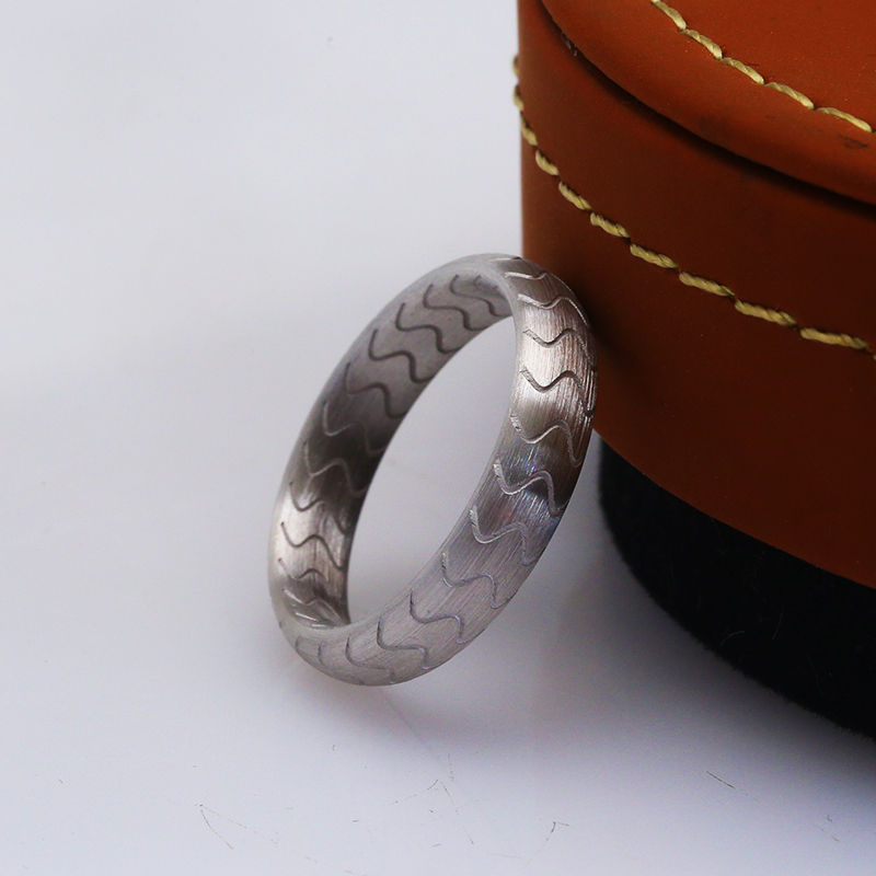 Кольцо с волнообразным узором из серебра 925 пробы