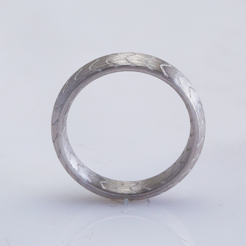 Кольцо с волнообразным узором из серебра 925 пробы