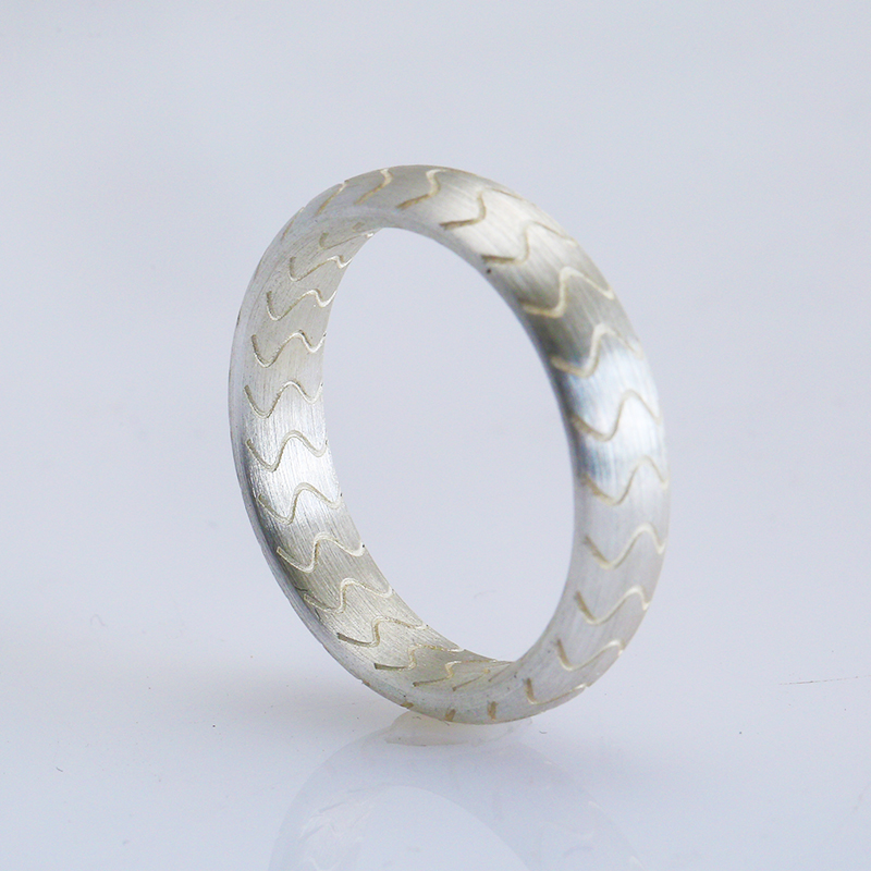 Кольцо с волнообразным узором из серебра 925 пробы