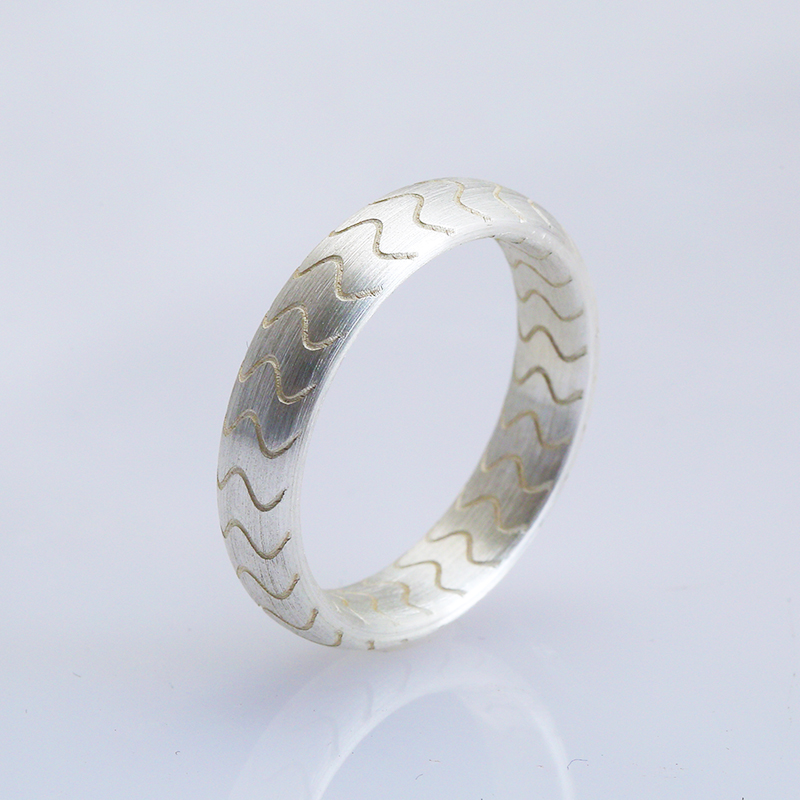 Кольцо с волнообразным узором из серебра 925 пробы