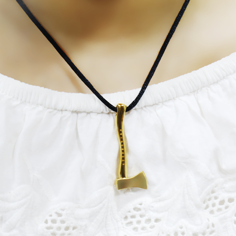 Благословение с топором до золотого кулона