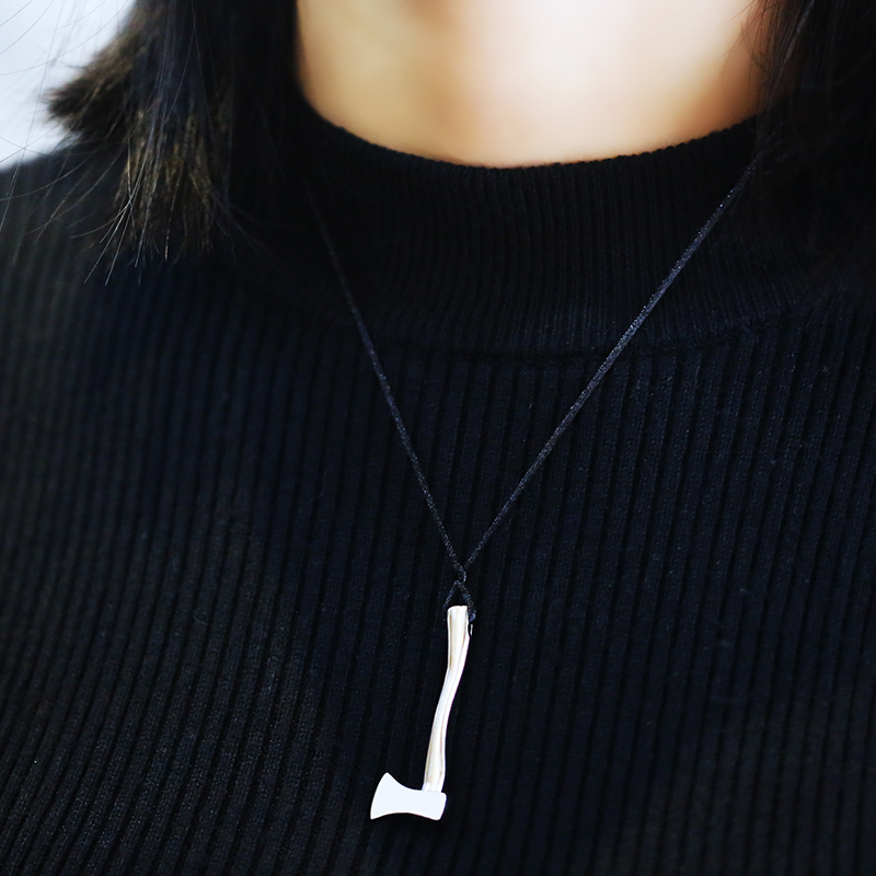 Благословение с топором до золотого кулона