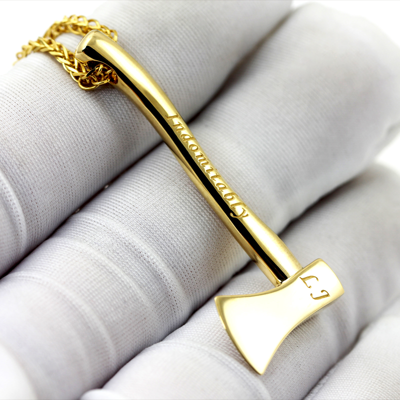 Благословение с топором до золотого кулона