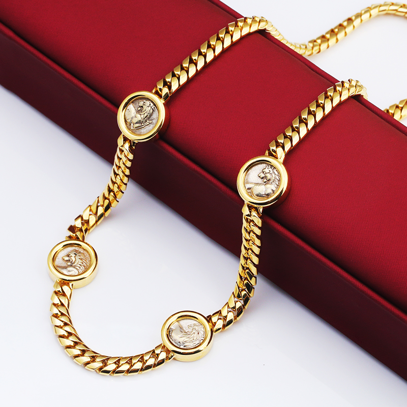 Цепочка старинных монет с классическим рельефом