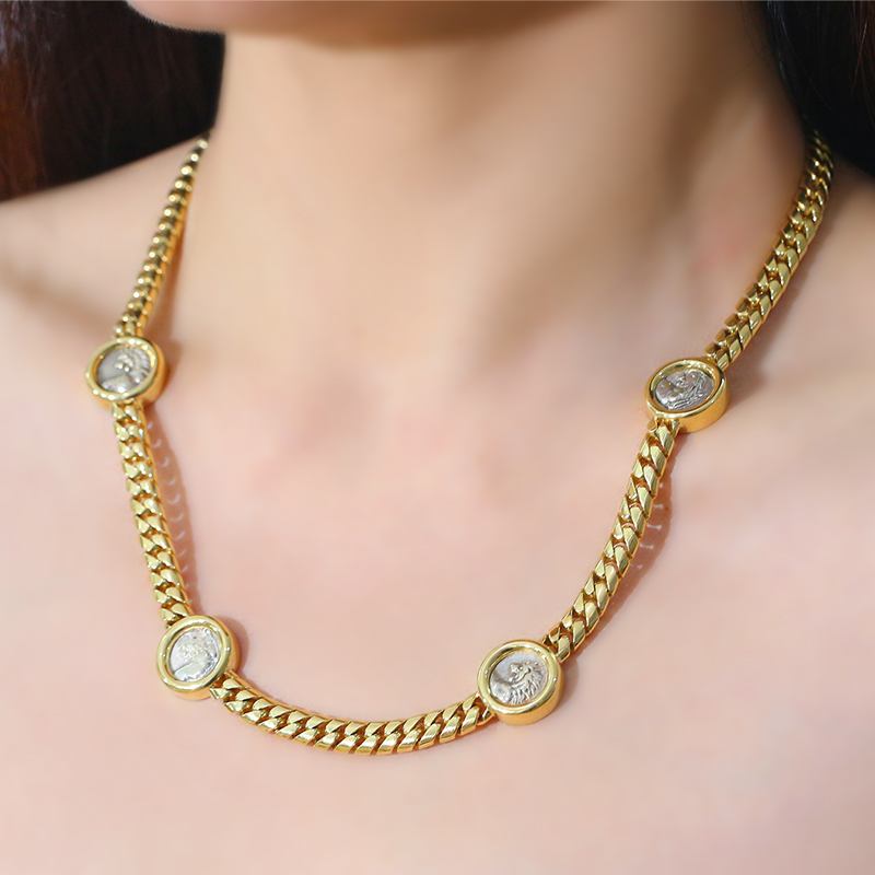 Цепочка старинных монет с классическим рельефом