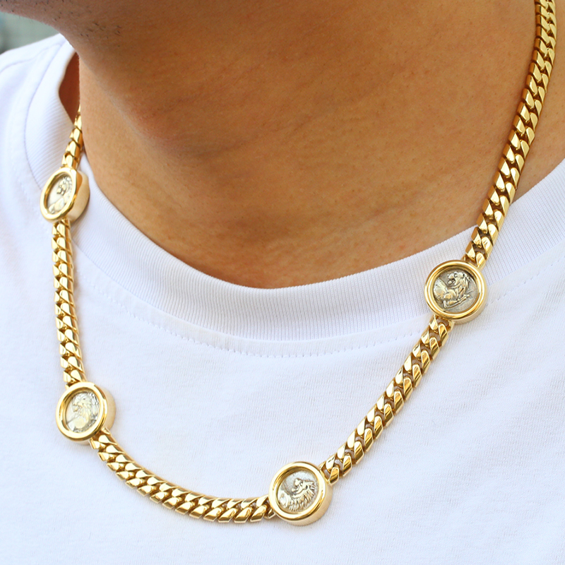 Цепочка старинных монет с классическим рельефом