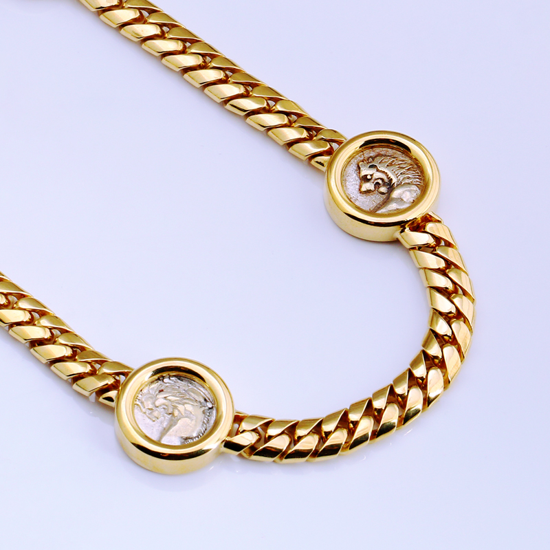 Цепочка старинных монет с классическим рельефом