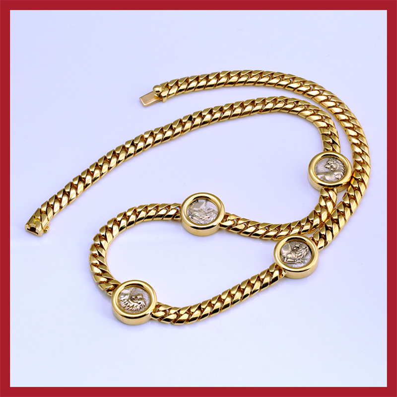 Цепочка старинных монет с классическим рельефом