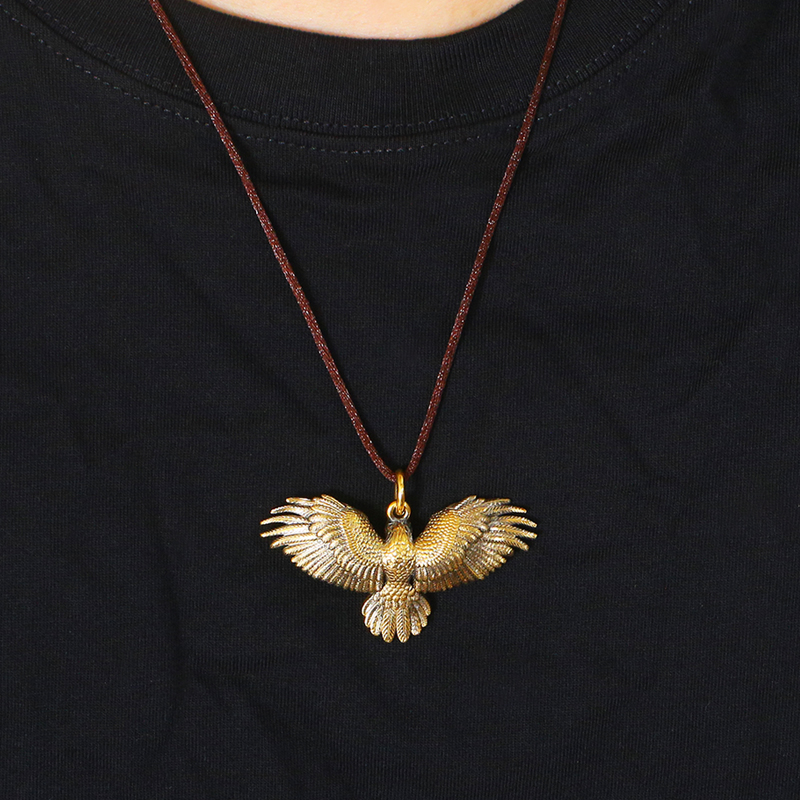 Электрическая черная нога золотая орловая кулон