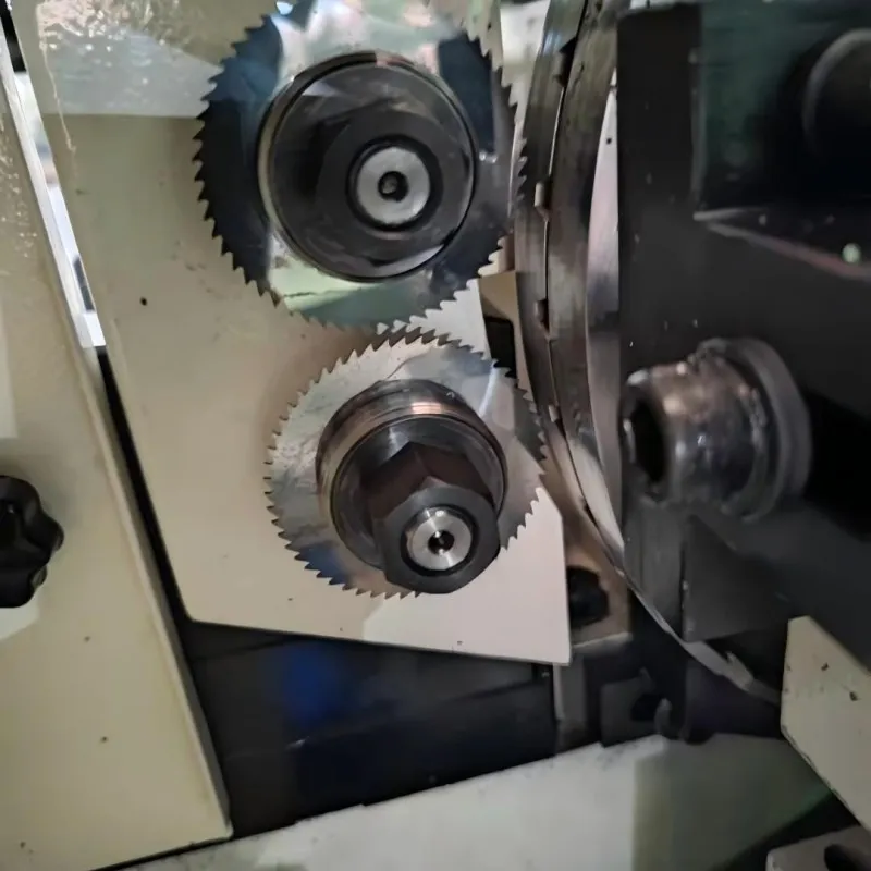 Высокоскоростной прецизионный винтовой фрезерный станок ZX2.5-8 без заусенцев