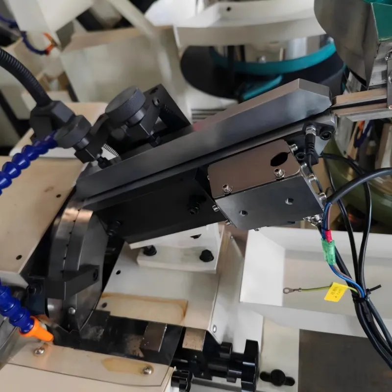 Высокоскоростной прецизионный винтовой фрезерный станок ZX2.5-8 без заусенцев