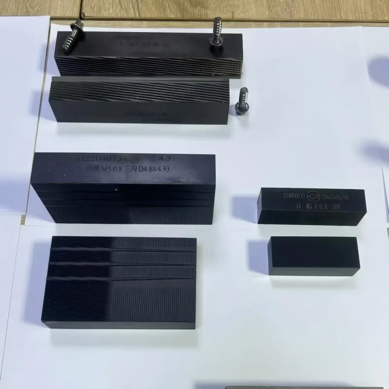 Резьбонакатный станок с накатными плашками