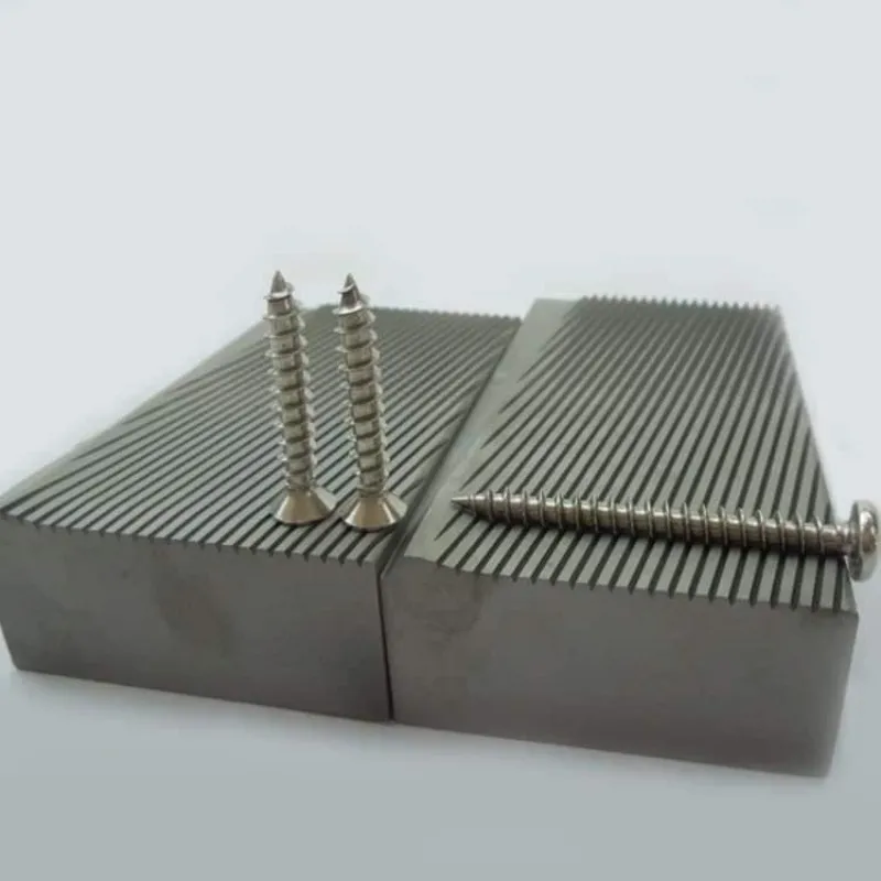 Резьбонакатный станок с накатными плашками