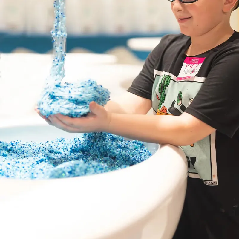 Эмоциональная экономика породила спрос для людей всех возрастов, а слизь и волшебный песок стали новыми источниками декомпрессионного потребления.