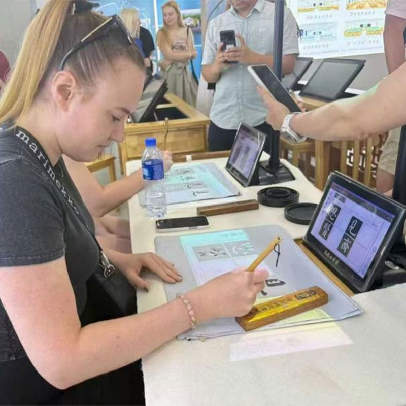 Делегация иностранных студентов Юго-Восточного университета прикладных наук Финляндии посетила компанию Вэньсин Сяошуцзя для подробного ознакомления с комплексными решениями в области интеллектуального образования