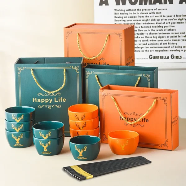 Набор посуды с мисками и столовыми приборами