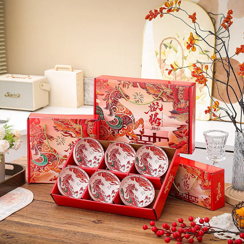 Набор посуды с мисками и столовыми приборами