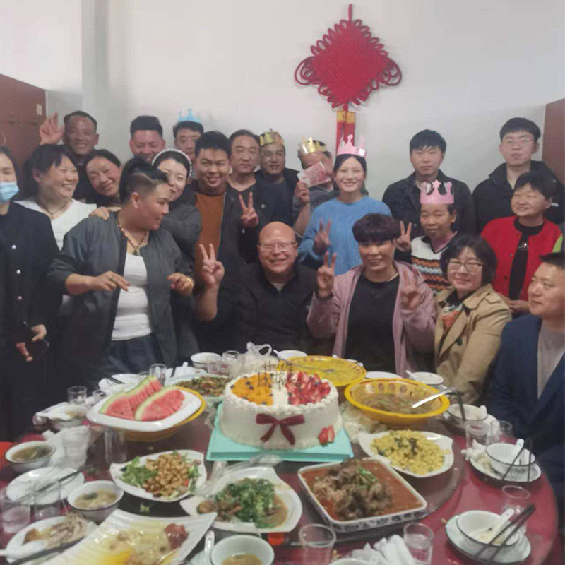 Командное мероприятие по случаю дня рождения Байвэйфан и тематическая акция «Благодарность и сыновняя почтительность»