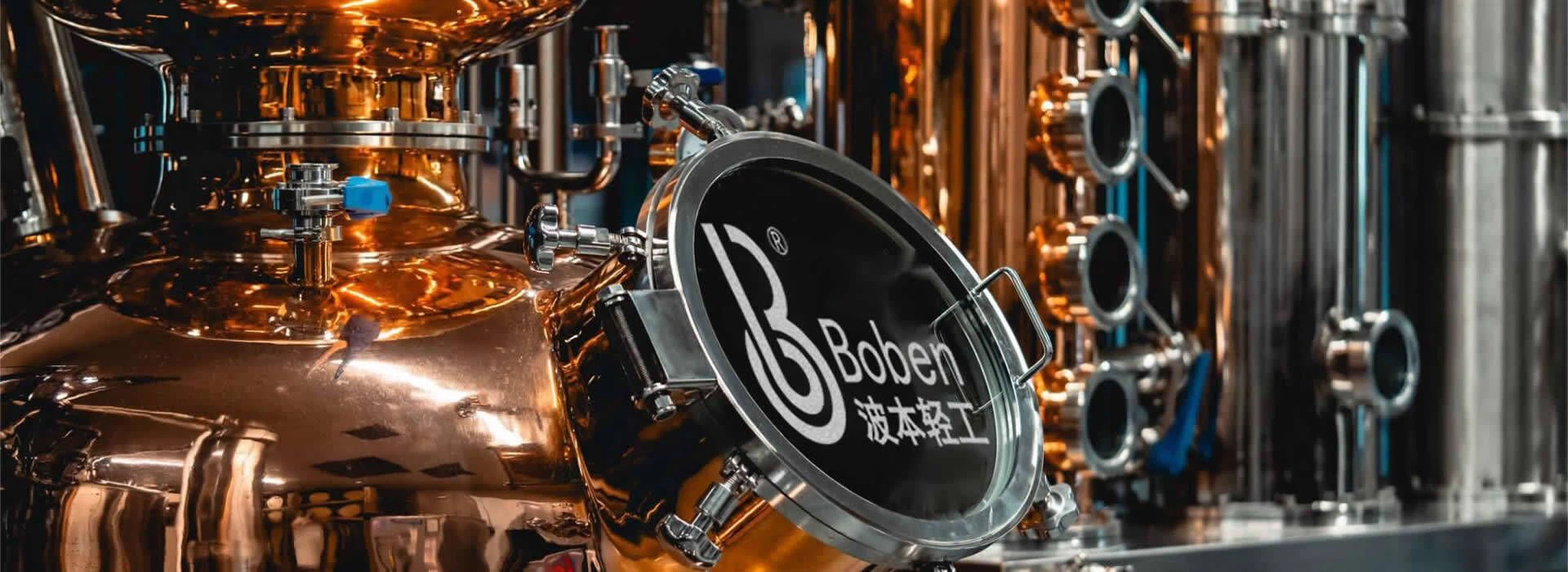 Команда Shanghai Boben посетила ликеро-водочный завод Black Bridge в Великобритании, где современное оборудование способствовало стратегическому сотрудничеству.