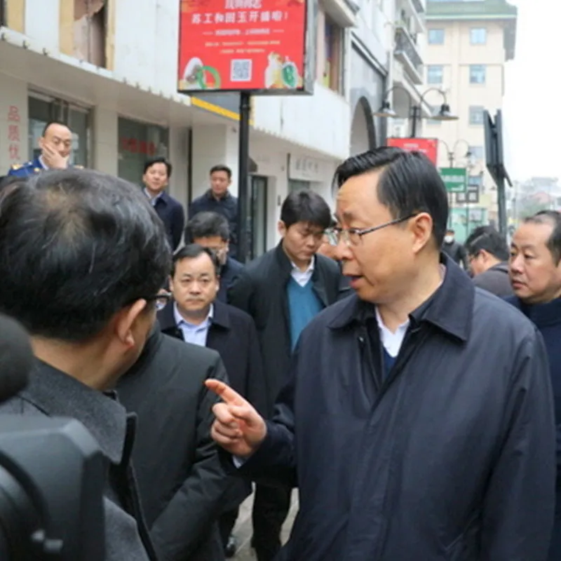 Компания Цзяннань Цзяцзе в партнерстве с Сучжоуским научно-исследовательским институтом строительства помогает первому в Сучжоу жилому комплексу, построенному из старых зданий, установить лифты в каждом доме! Секретарь Лань Шаоминь возглавил группу специалистов, которые выехали на место для проведения консультаций!