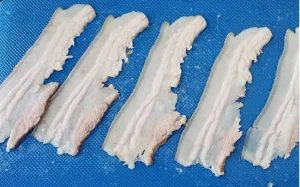 нарезка мяса с помощью промышленной машины