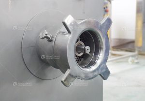 шнек мясорубки и режущая система крупным планом