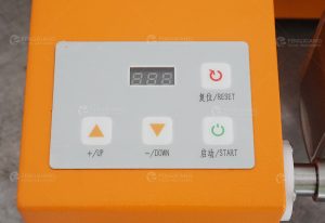 компактная машина для очистки фруктов на столе