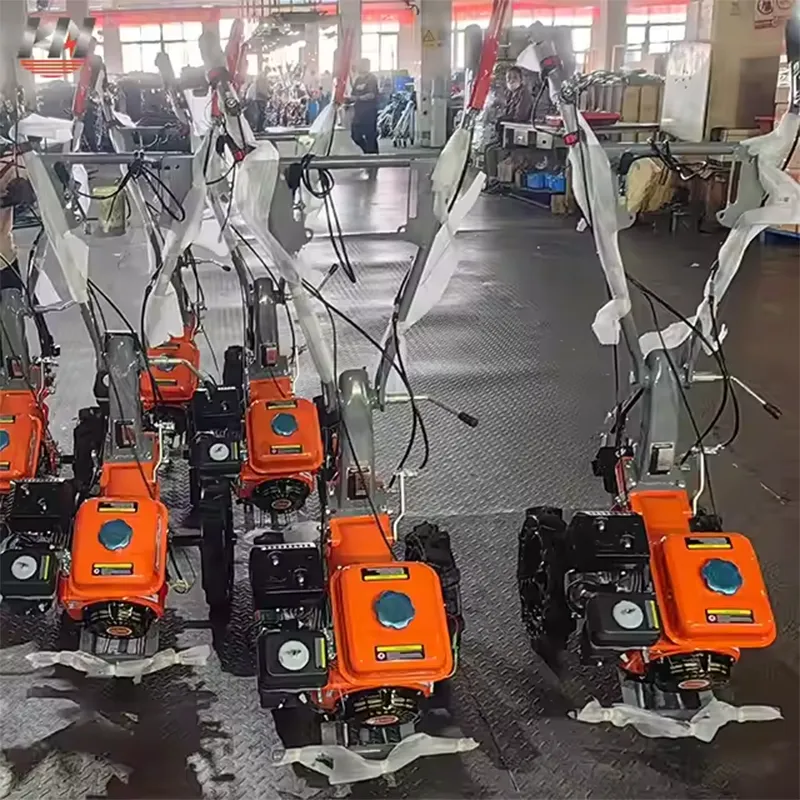 Компактный сельскохозяйственный культиватор/Мотоблок — ручной мини-культиватор с бензиновым двигателем для глубокой обработки почвы в домашнем хозяйстве.