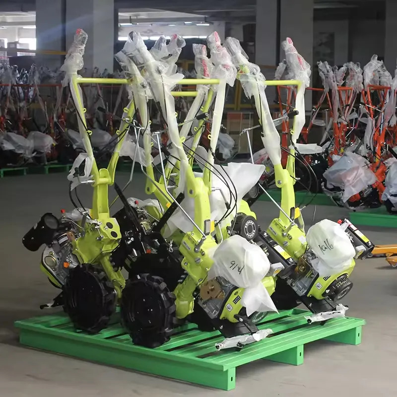 Компактный сельскохозяйственный культиватор/Мотоблок — ручной мини-культиватор с бензиновым двигателем для глубокой обработки почвы в домашнем хозяйстве.