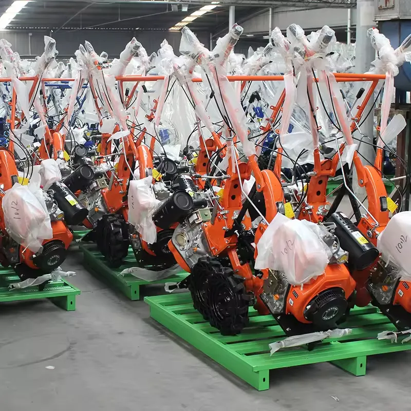 Компактный сельскохозяйственный культиватор/Мотоблок — ручной мини-культиватор с бензиновым двигателем для глубокой обработки почвы в домашнем хозяйстве.