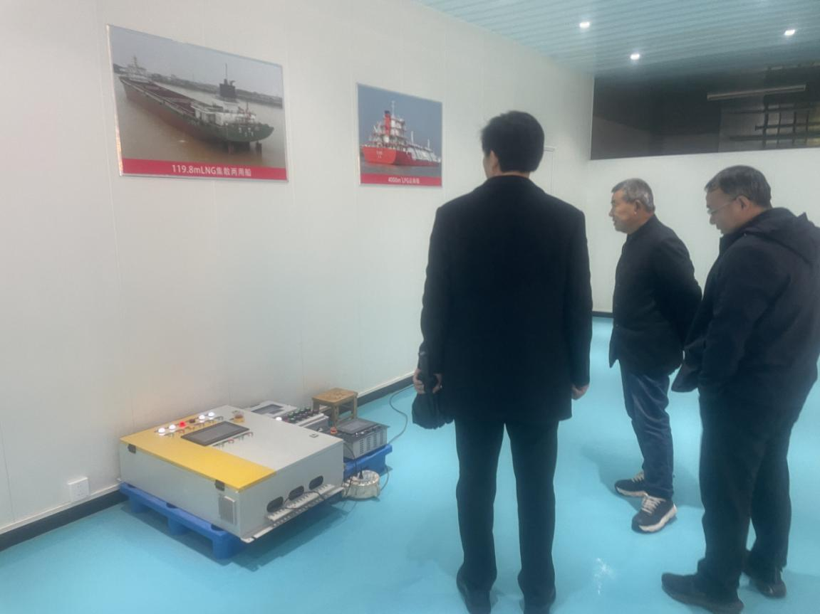 Фото: Инспекционная группа осматривает электрооборудование танкера-газовоза.