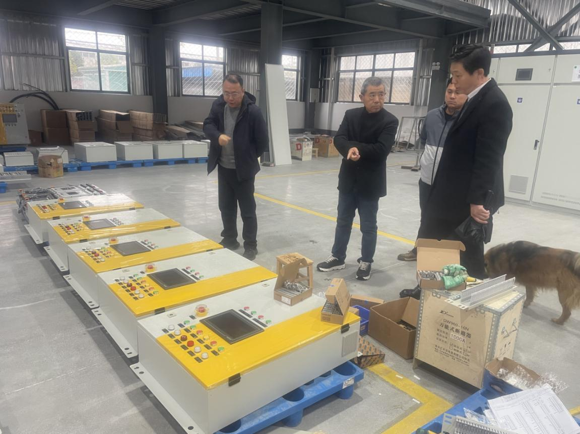 Фото: Инспекционная группа осматривает оборудование пульта управления судна и запрашивает информацию о технических характеристиках продукции и стандартах поставки.