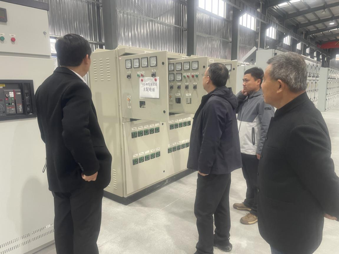 Фото: Инспекционная группа осматривает основные распределительные щиты судна типа «ролл-он/ролл-офф» вместимостью 600 автомобилей.