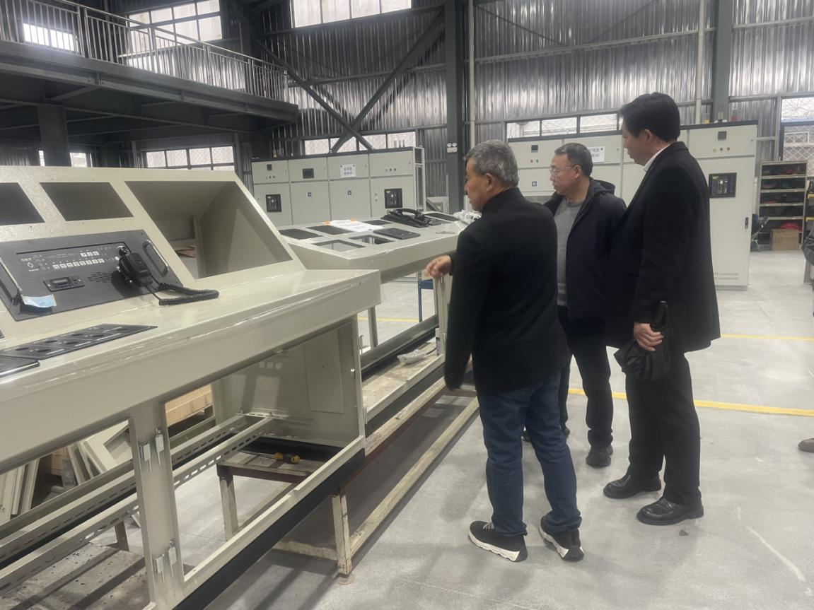 Фото: Инспекционная группа осматривает интеллектуальную панель управления и изучает логику работы оборудования и функциональные модули.