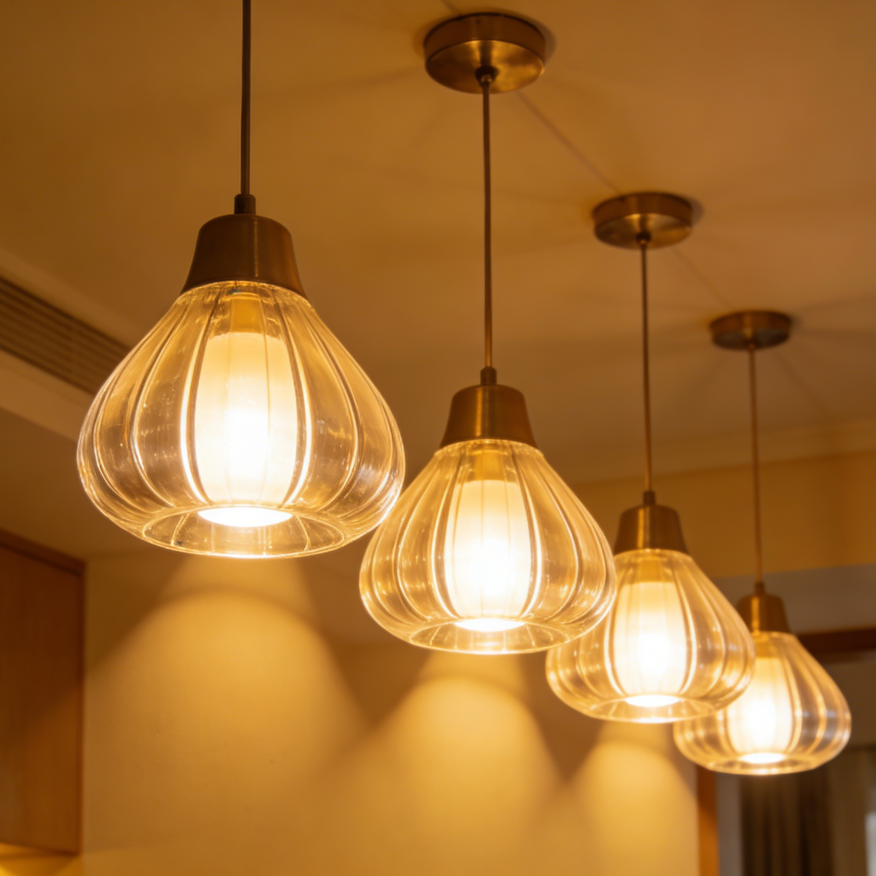 Дизайнерский подвесной светильник из рифленого стекла «Amber Drop»