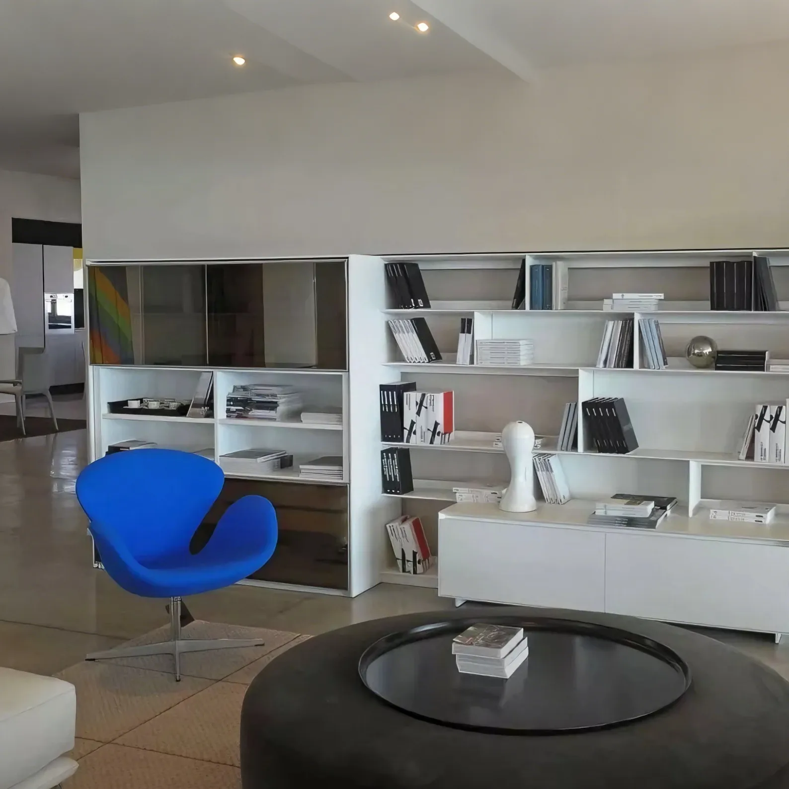 Лебединое синее кресло