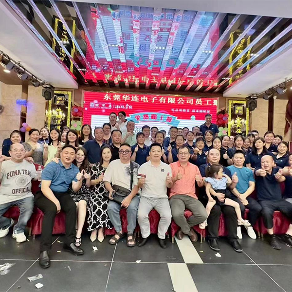 Золотой Дракон вознесся в небеса, Мудрая Змея спускается на облаках. Светом фонарей мы провожаем старый год, Благодатный снег — к обилью весь народ!